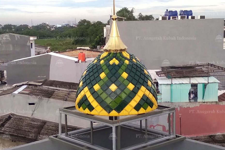 Kubah masjid enamel diameter 2 meter yang sudah terpasang dengan warna mengilap